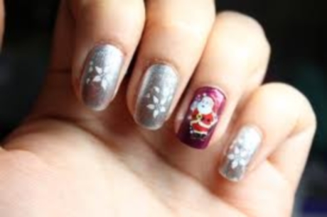 Prim-plan cu unghii decorate festiv: unghii argintii cu fulgi de nea albi și o unghie roșie de accent cu Moș Crăciun.