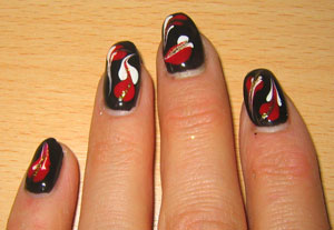 Model de unghii în culori alb și negru, inspirat din tendințele moderne de nail art.