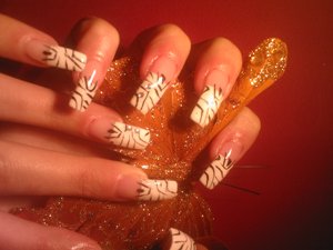 Manichiură cu linii fine și design minimalist, potrivită pentru orice ocazie.