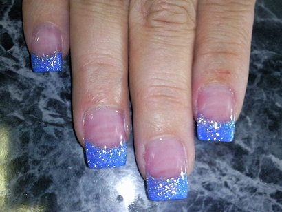 Model de unghii bleu pastel cu finisaj lucios, inspirat din tendințele actuale de manichiură.